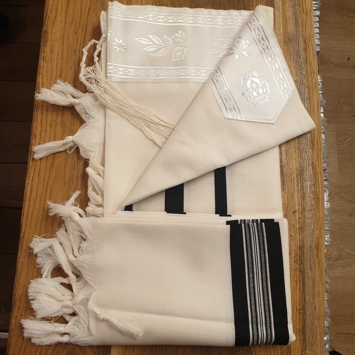 טלית צמר בסגנון תשבץ שחור