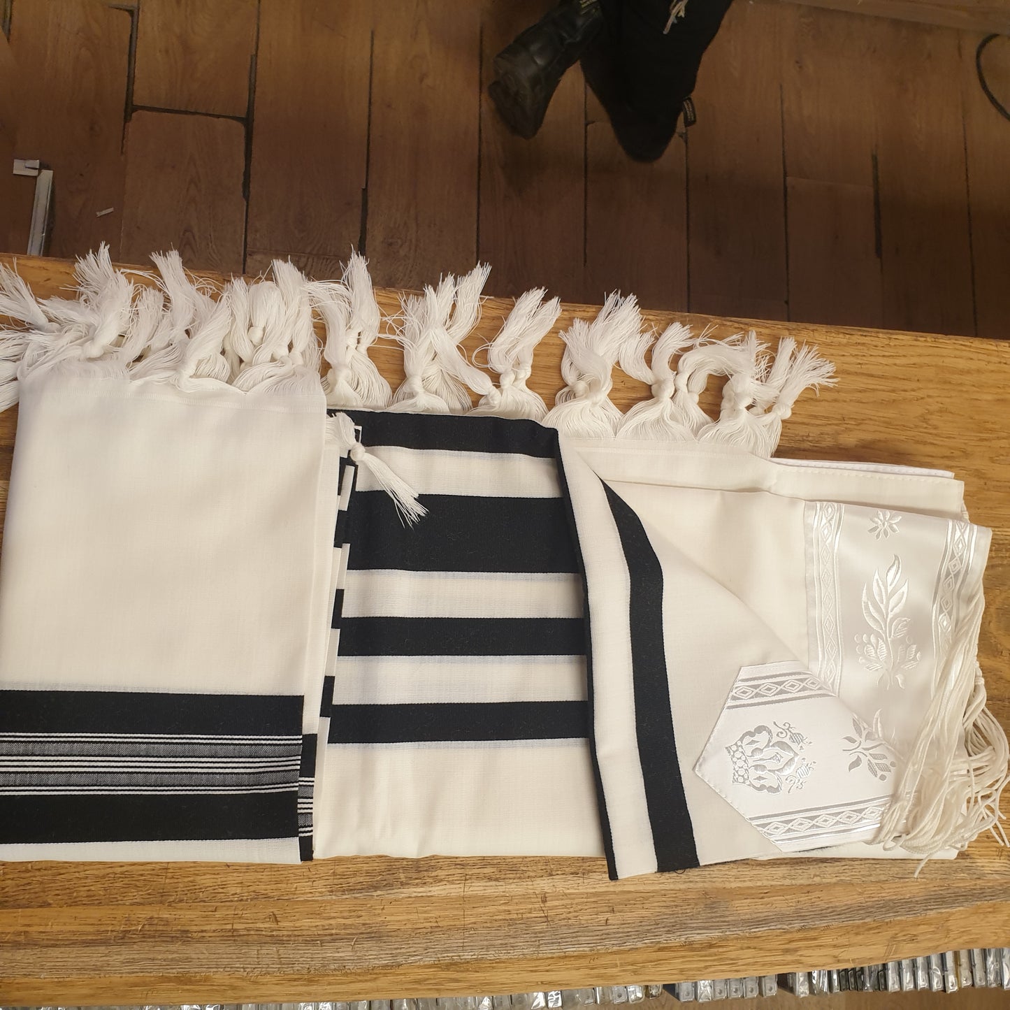 טלית צמר א.א שחור